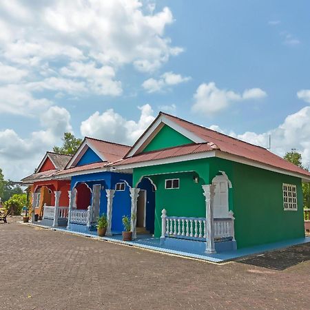 Oyo 90744 Bari Indah Beach Resort Kuala Terengganu Exterior photo