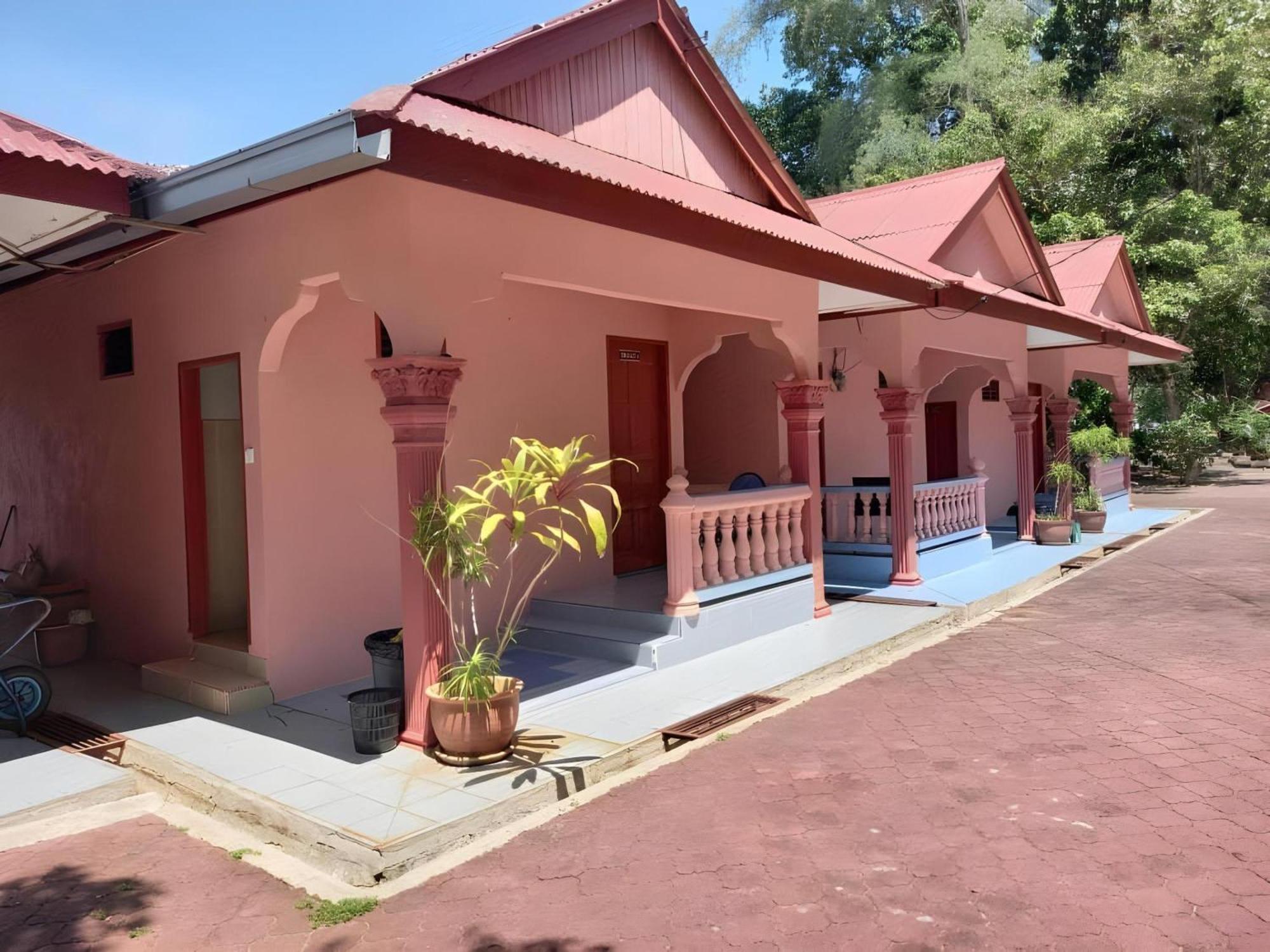 Oyo 90744 Bari Indah Beach Resort Kuala Terengganu Exterior photo