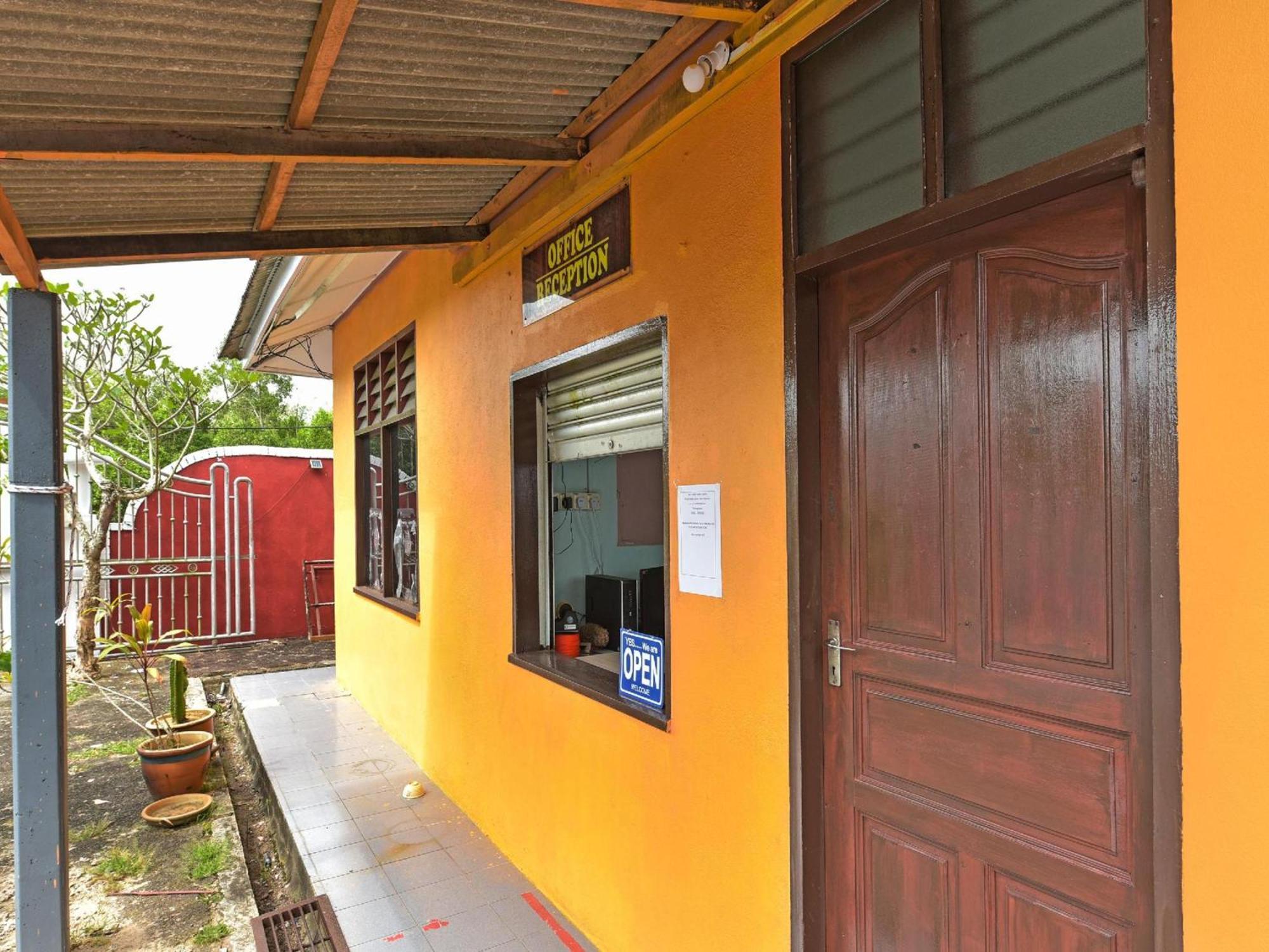 Oyo 90744 Bari Indah Beach Resort Kuala Terengganu Exterior photo